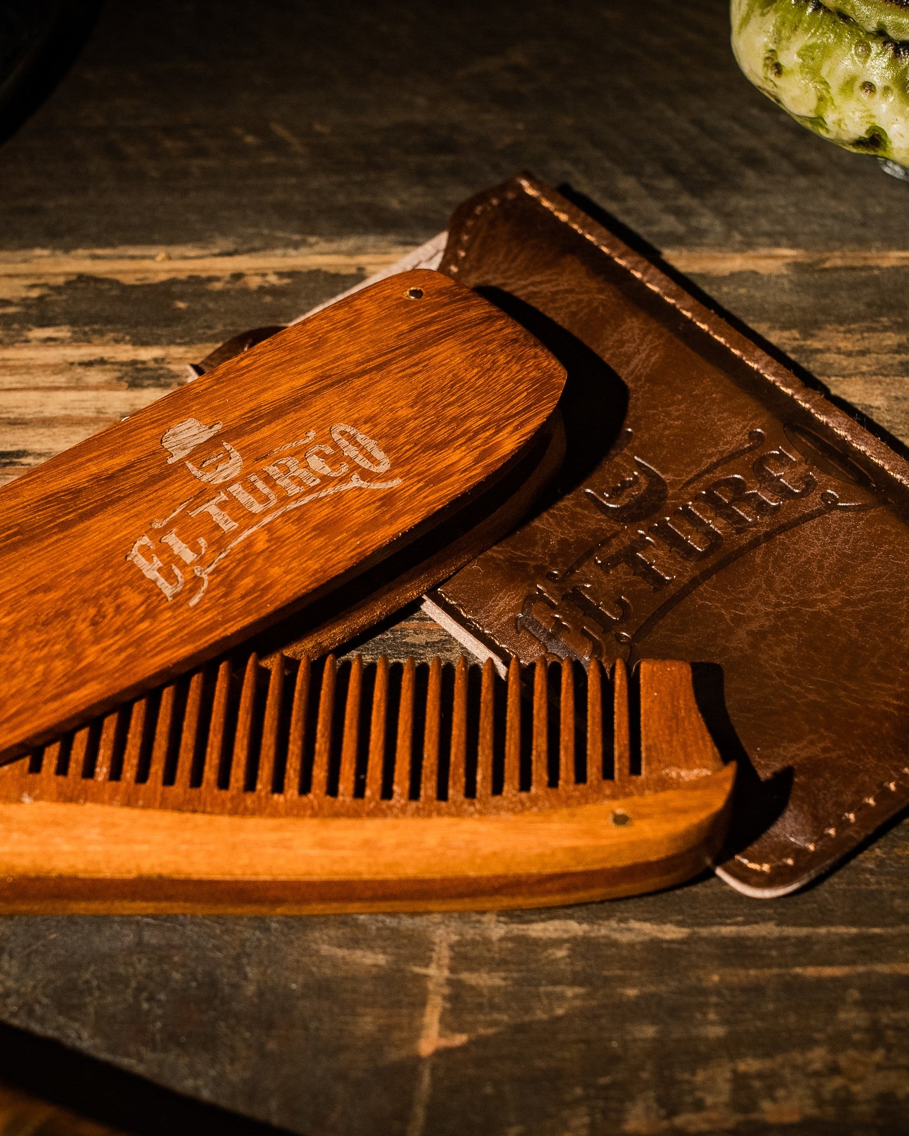 Peine de Madera de Sándalo con Funda de Cuero – vista