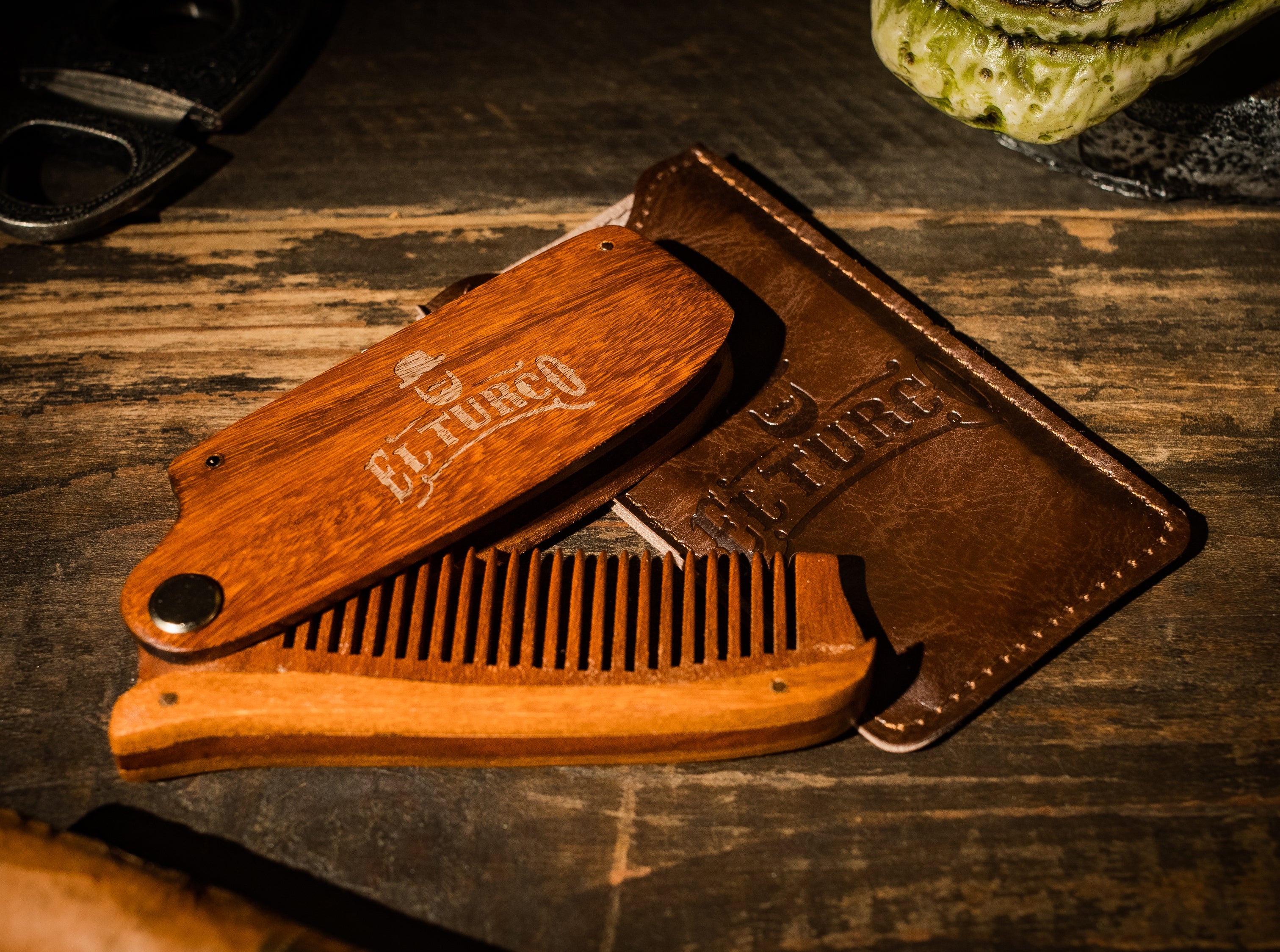 Peine de Madera de Sándalo con Funda de Cuero – vista