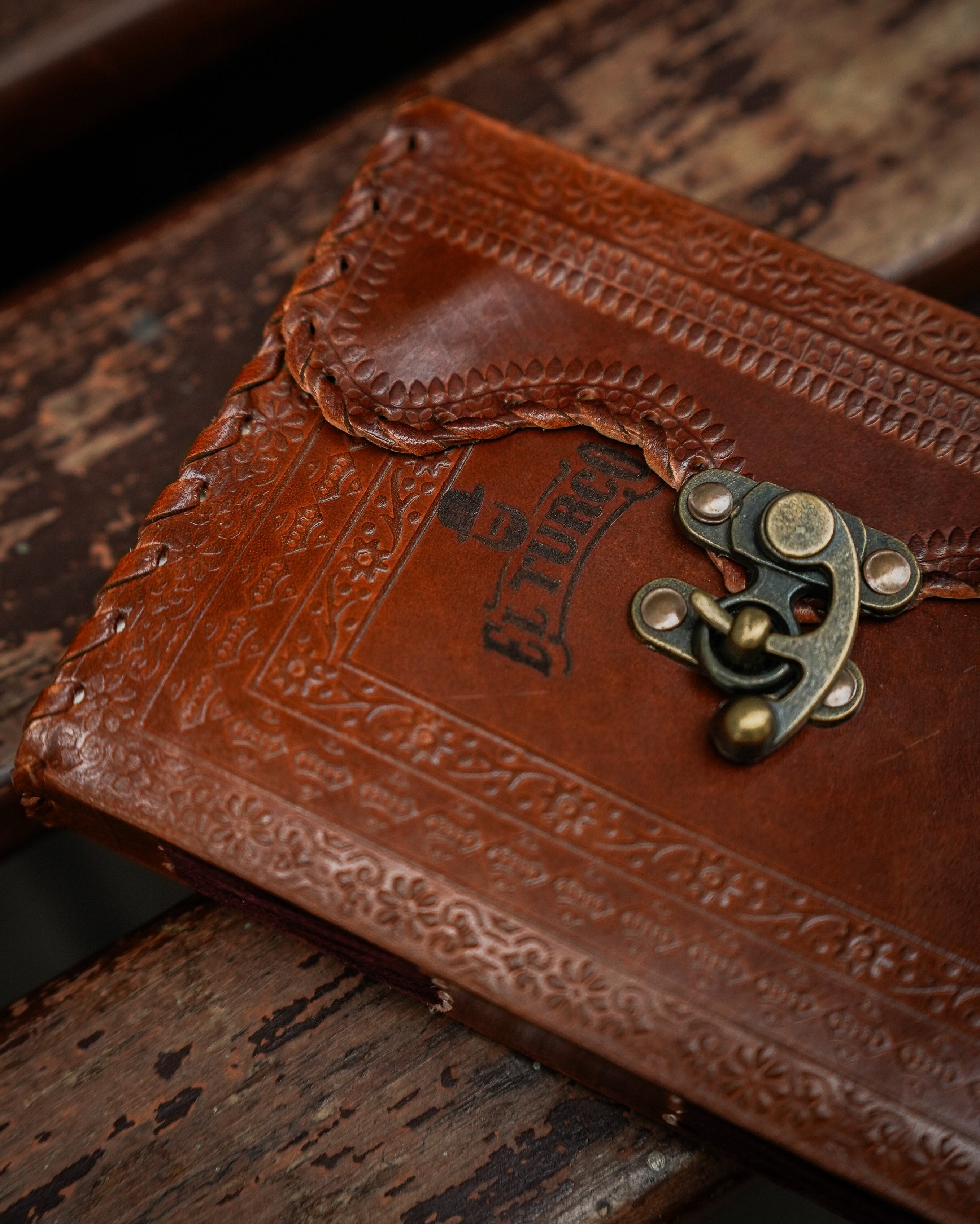 Diario / Cuaderno de Cuero Genuino Hecho a Mano – detalle