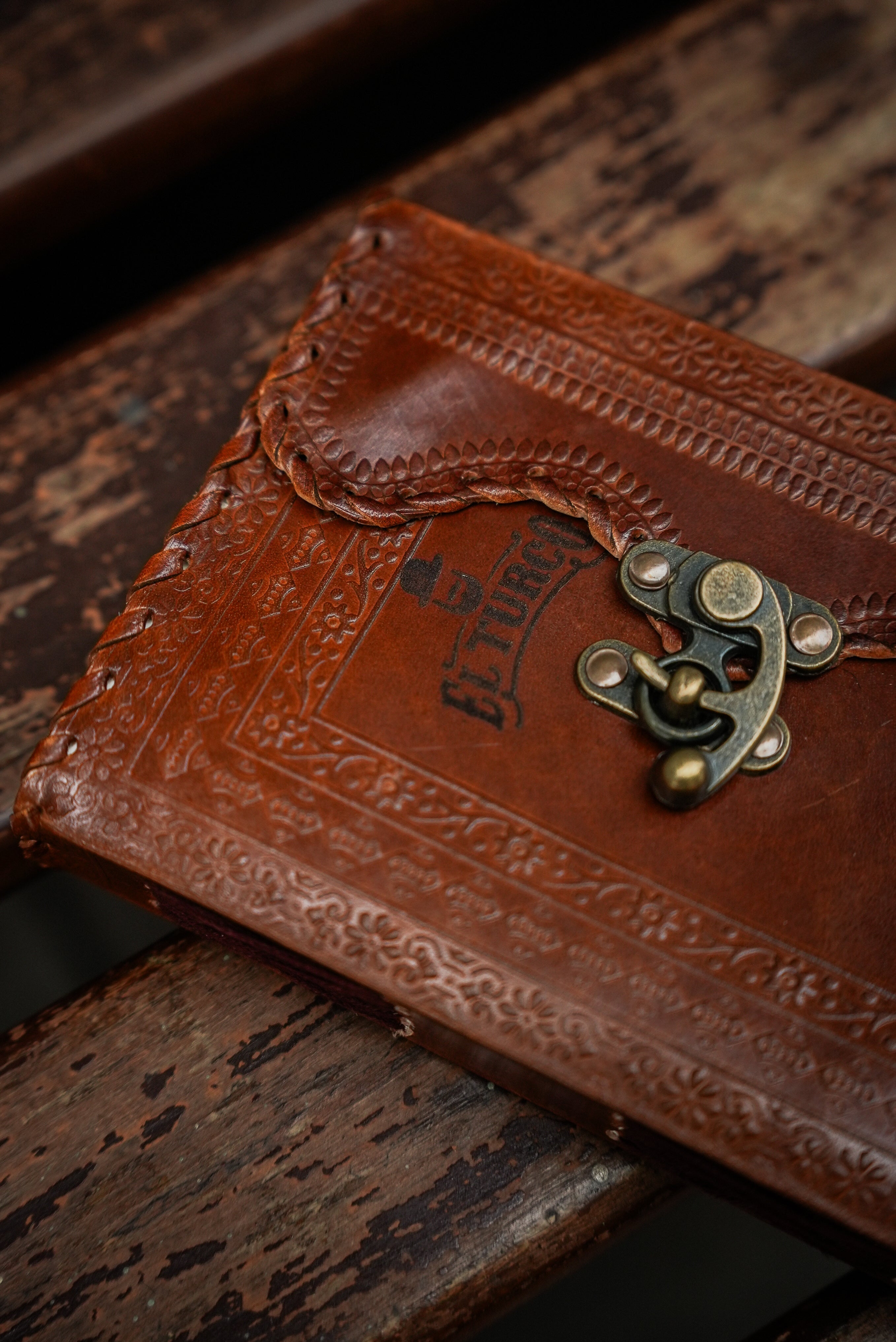 Diario / Cuaderno de Cuero Genuino Hecho a Mano – detalle