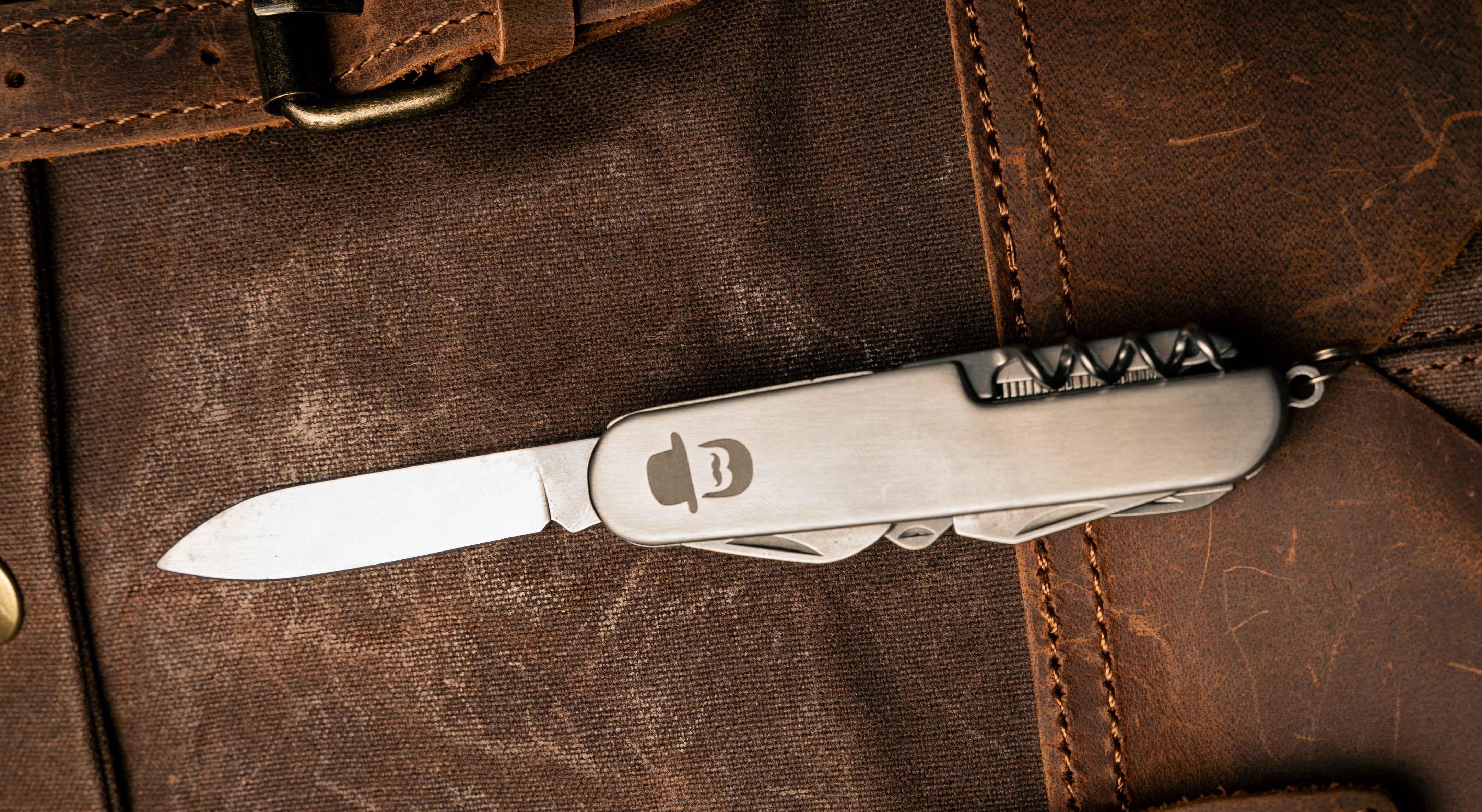 Navaja Multiusos El Turco Silver 11 en 1 Plegable – vista cercana
